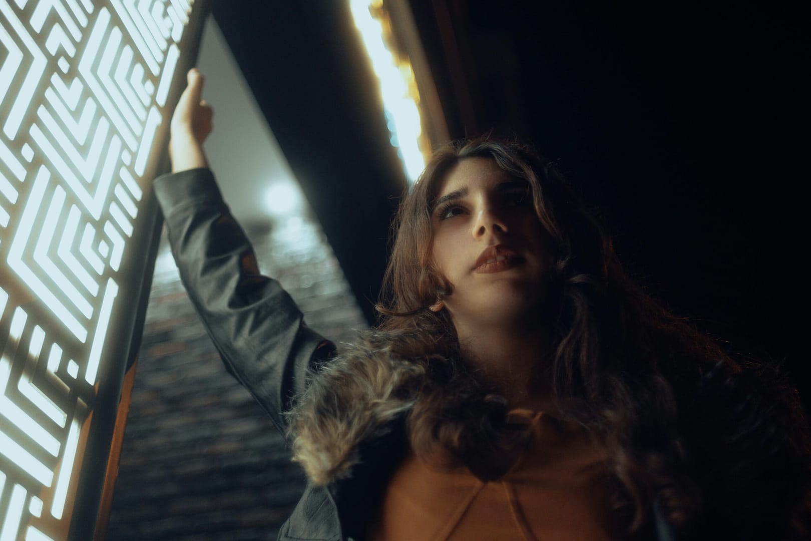 Kostenloses Stock Foto zu brünette, frau, lehnen